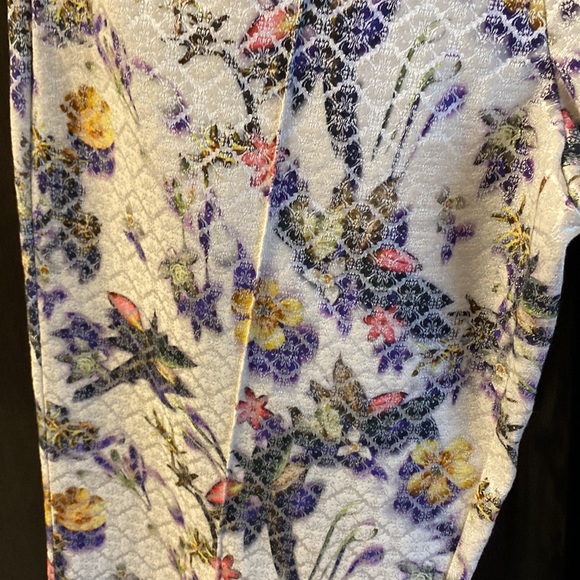 shiny jacquard looking floral pants with front seam and pockets - Picture 5 of 9